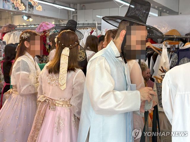 "한 시간에 9천원"… 외국인 손님들로 가득찬 한복대여점