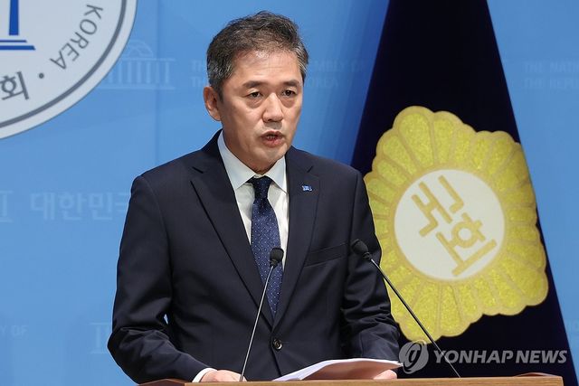사퇴 의사 밝히는 조국혁신당 황현선 사무총장…성 비위 사건 사과