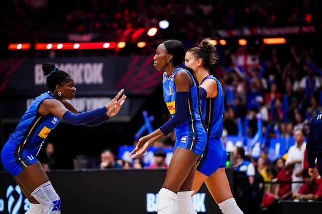 득점 후 기뻐하는 이탈리아의 파올라 에고누(중앙)