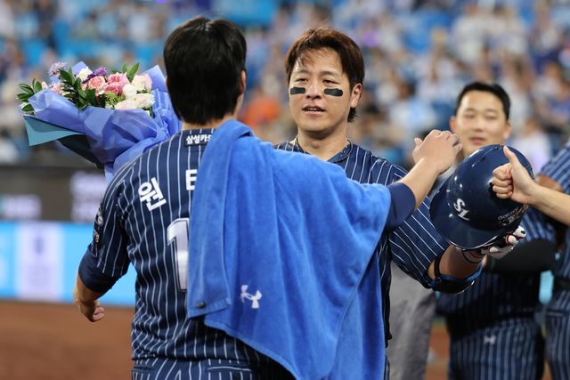 원태인의 축하 받는 강민호