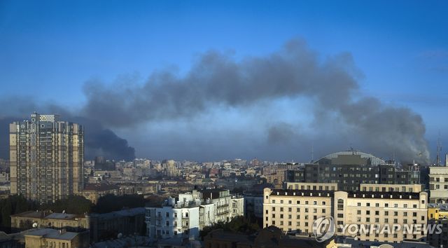 공습 후 연기가 피어오른 키이우