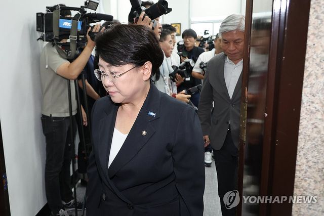 조국혁신당 '성 비위 사건' 사과…지도부 총사퇴