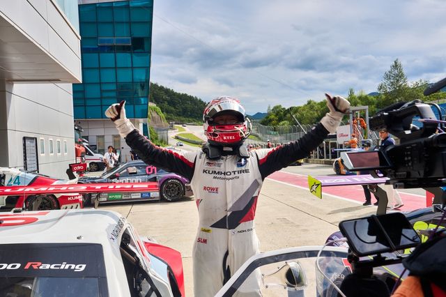 시즌 첫 우승을 기뻐하는 노동기 