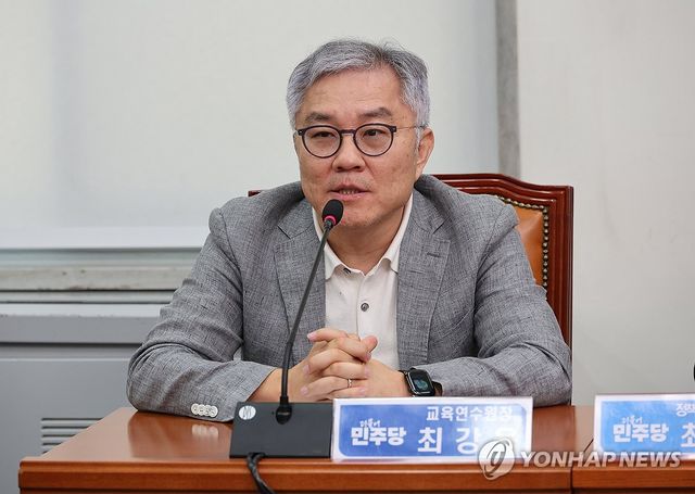 최고위원회의 참석한 최강욱 교육연수원장