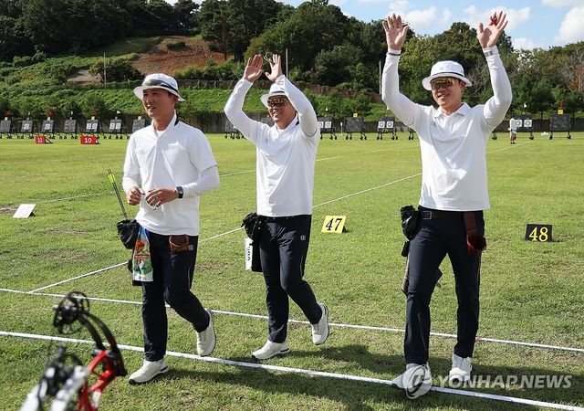 손 흔드는 한국 남자 컴파운드 대표팀