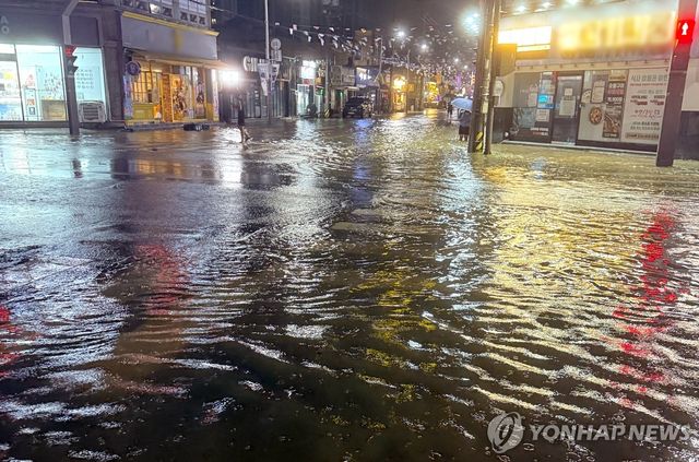 전북 군산에 시간당 152㎜ 폭우로 침수 피해