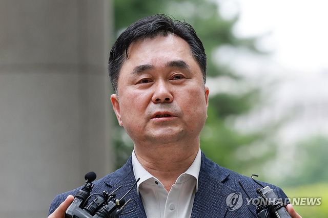 참고인 조사 출석하며 취재진 질문에 답하는 김종민 의원