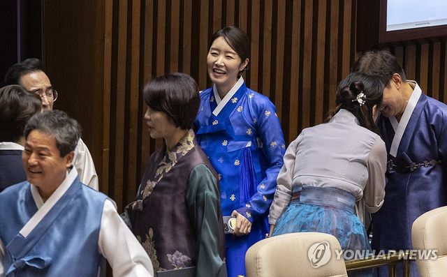 파란 한복 입고 인사하는 강선우 의원