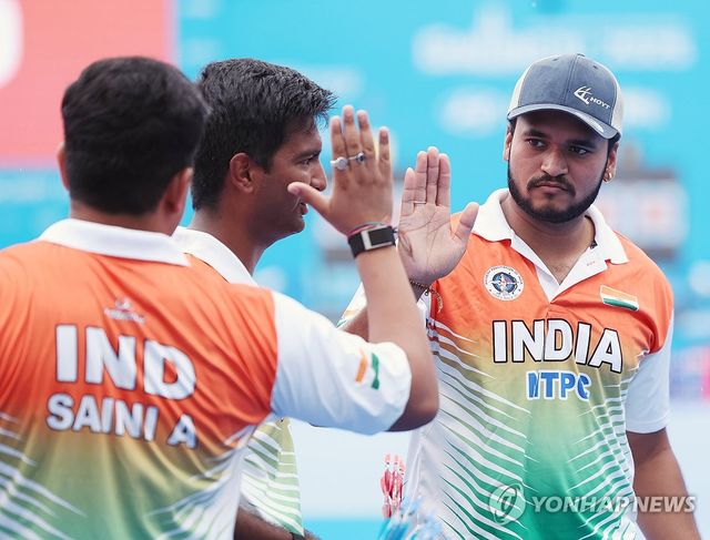 기뻐하는 인도 선수단