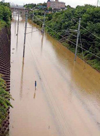 황토물로 가득한 전라선 익산-전주 구간 선로