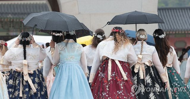 한복 입은 외국인 관광객들