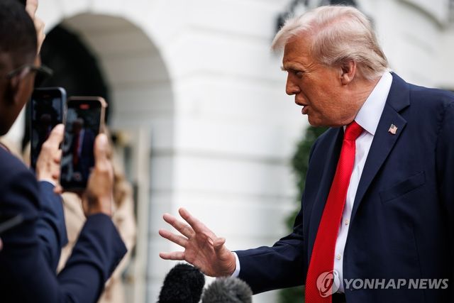 7일(현지시간) US오픈 관람을 위해 뉴욕으로 향하기 전 워싱턴DC 백악관에서 기자들과 이야기하는 트럼프 미 대통령. 