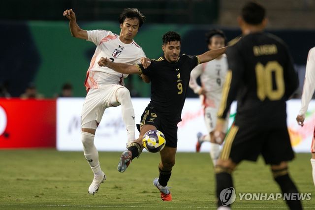 일본과의 평가전에 출전한 멕시코의 라울 히메네스(오른쪽)