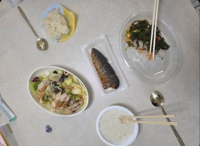 햇반과 나무젓가락 등 일회용품으로 식사