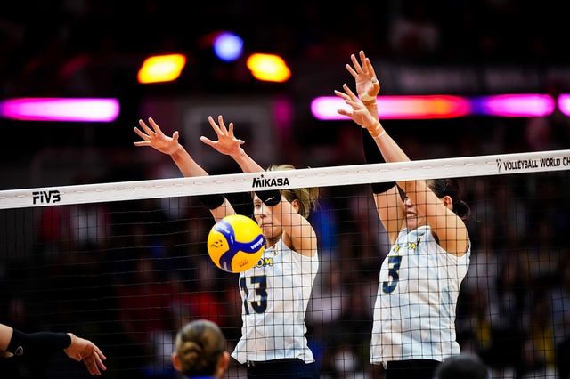 블로킹하는 일본의 시마무라(오른쪽 3번)