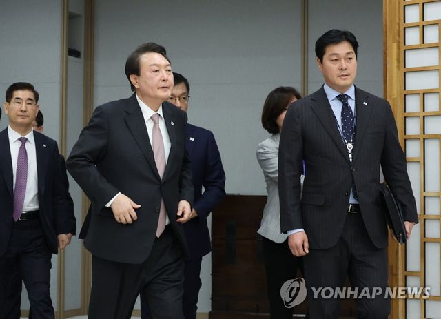 윤석열 전 대통령과 김승희 전 대통령실 의전비서관(오른쪽)