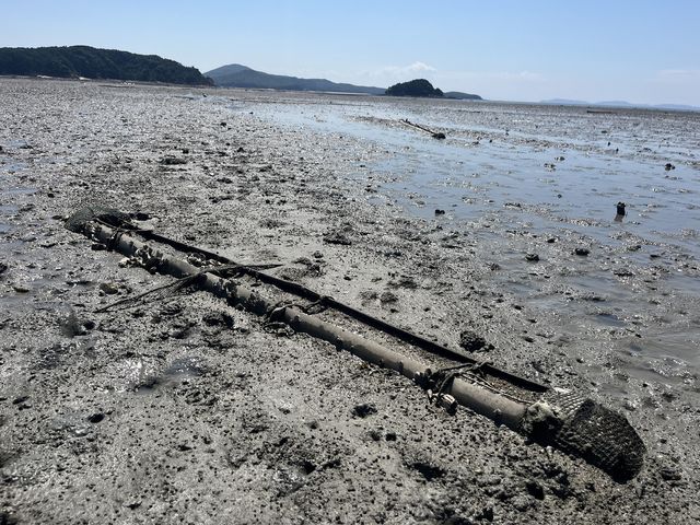 방치된 칠게잡이 불법어구