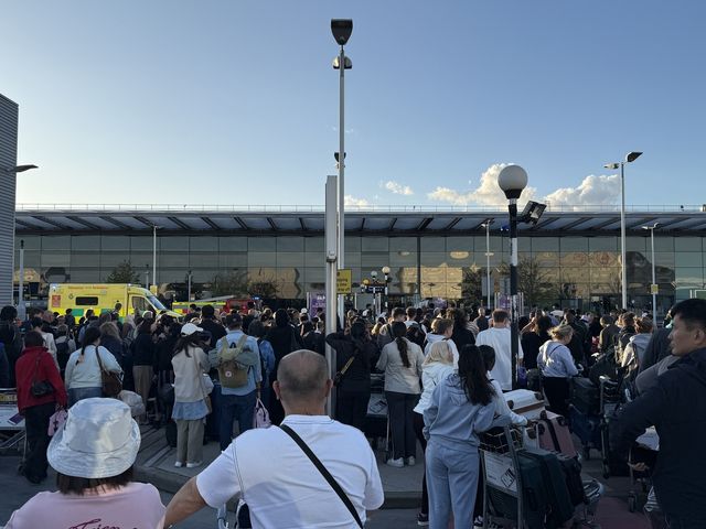히스로 공항 일부 폐쇄 후 대피 중인 승객들