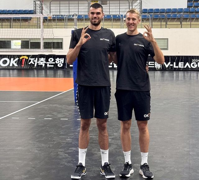 OK저축은행의 외국인 거포 디미트로프(왼쪽)와 아시아쿼터 오데이