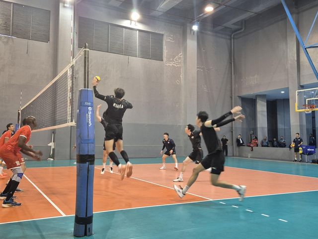 튀니지와 평가전을 벌이는 한국 남자배구 대표팀