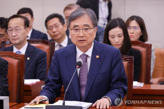 의원 질문에 답하는 조현 외교부 장관