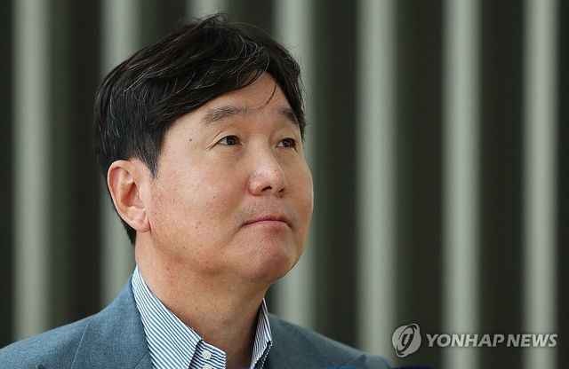 질문 경청하는 류지현 감독