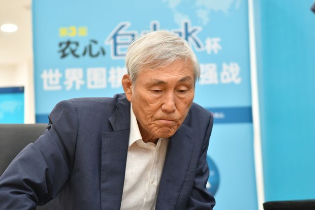 조훈현 9단이 농심백산수배에서 한국에 첫승을 안겼다.