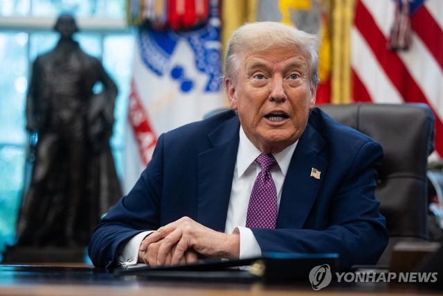 5일 집무실에서 기자들과 만난 트럼프