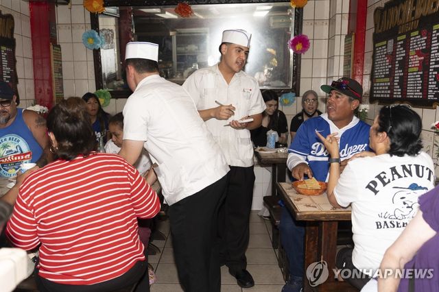 LA 다운타운 식당에서 일하는 히스패닉계 종업원들