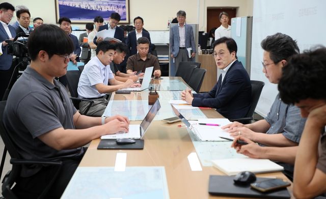 기자회견 하는 김광래 도 경제부지사