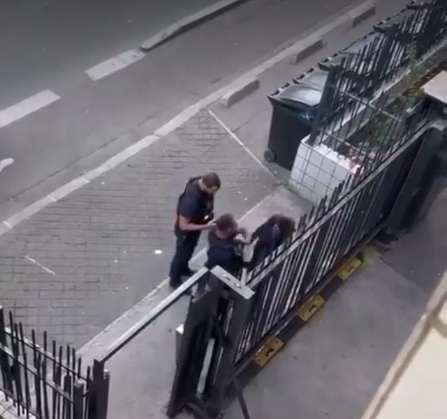 아랍계 청년의 뺨을 때리는 프랑스 경찰관