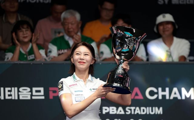 16번째 우승 트로피를 들어 올린 김가영