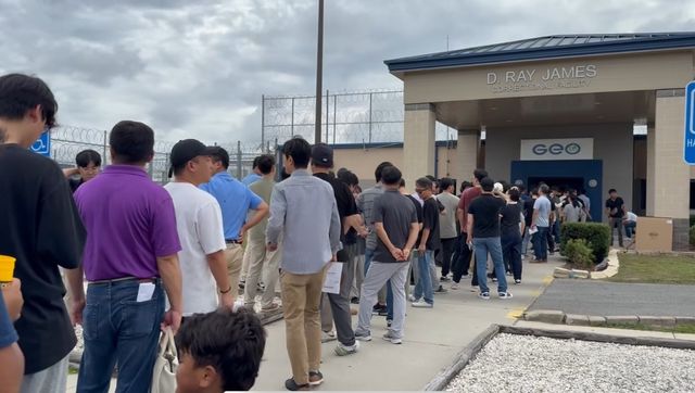 구금시설에서 면담 기다리는 관계사 직원들 