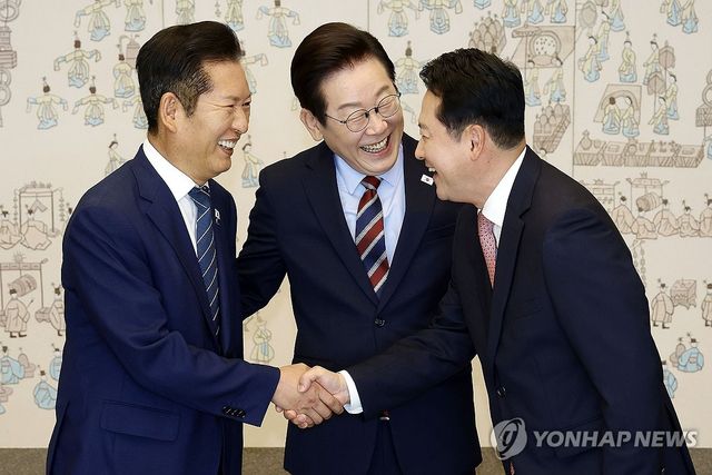 악수하는 여야 대표와 이재명 대통령