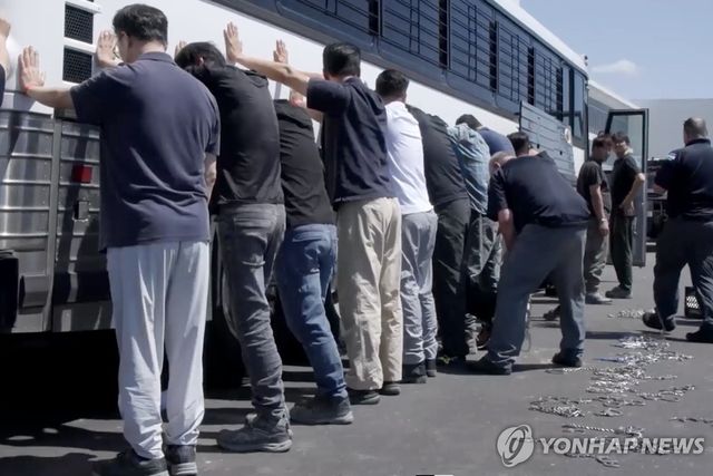 양손과 다리에 체인 묶는 단속요원들