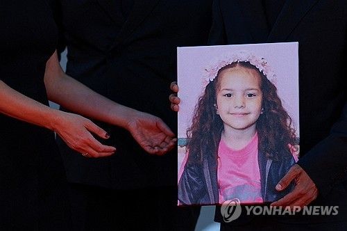 힌드 라잡의 사진