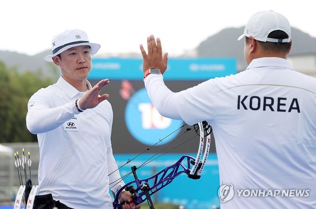 정의수 감독과 하이파이브하는 최용희