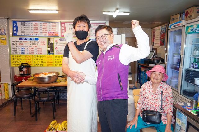 지역 소상공인을 찾은 이필형 구청장(가운데)