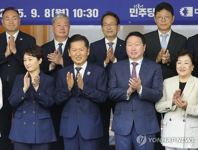 기념촬영 하는 정청래 대표-최태원 회장