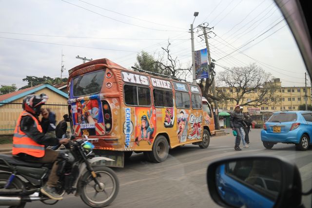 화려한 그라피티로 장식한 나이로비 시내의 마타투
