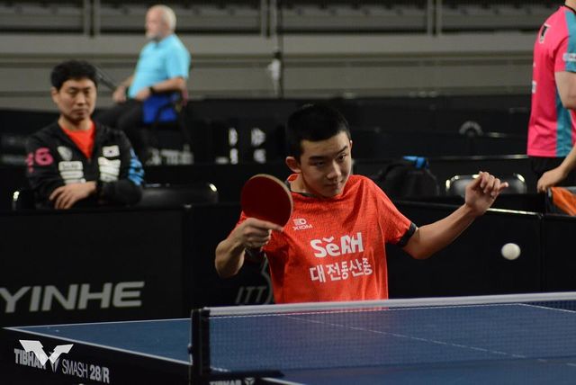 남자탁구 유망주 이승수의 경기 장면 