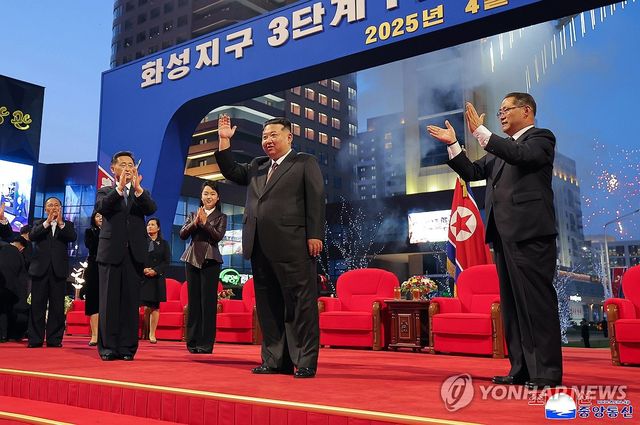 북한 평양 '뉴타운' 화성지구 3단계 준공…김정은 참석