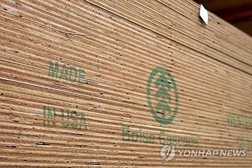 로스앤젤레스 홈디포 매장에 쌓인 목재