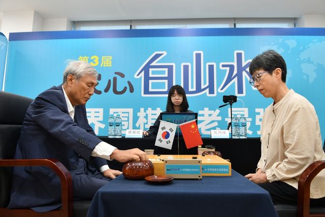 조훈현(왼쪽) 9단이 루이나이웨이 9단에게 불계승을 거뒀다.