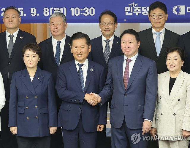 악수 나누는 정청래 대표-최태원 회장