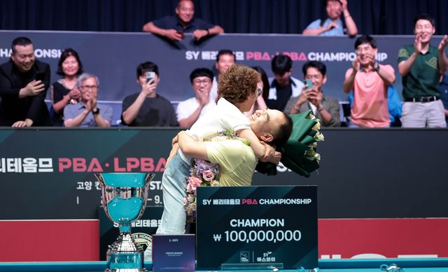 우승 트로피를 앞에 두고 아내를 번쩍 안아 올린 이승진