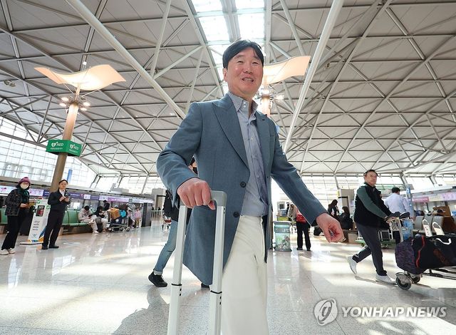 WBC 전력 분석차 출국하는 류지현 감독