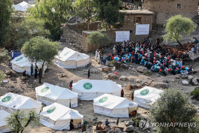 아프간 동부 강진 피해 주민들과 천막