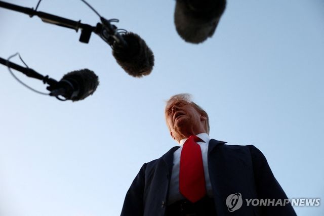 기자들의 질문을 받는 도널드 트럼프 미국 대통령