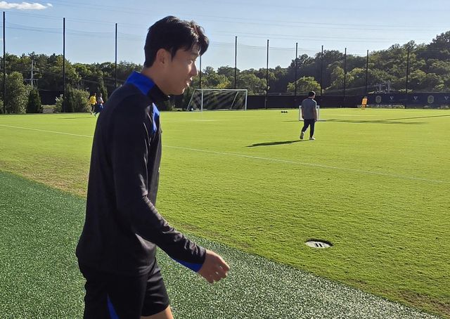 훈련장에 들어서는 손흥민